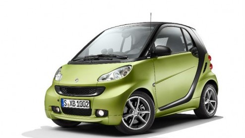 Smart blijft sleutelen aan de fortwo, is het niet aan de techniek dan wel aan z'n uiterlijk. Na een subtiele facelift - de eerste nieuwe exemplaren staan koud bij de dealer - hebben zijn makers nieuwe