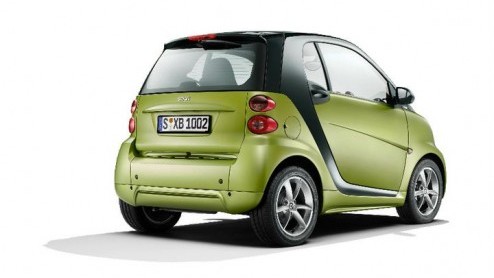 Smart blijft sleutelen aan de fortwo, is het niet aan de techniek dan wel aan z'n uiterlijk. Na een subtiele facelift - de eerste nieuwe exemplaren staan koud bij de dealer - hebben zijn makers nieuwe