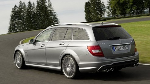 Nu Mercedes-Benz de C-Klasse een facelift heeft gegeven kan de ultieme 63 AMG-variant niet achterblijven. Hij behoudt zijn krachtige V8 motor maar is voor 2011 nog krachtiger in zijn voorkomen. Zie hi