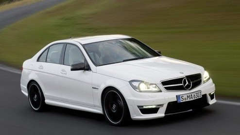 Nu Mercedes-Benz de C-Klasse een facelift heeft gegeven kan de ultieme 63 AMG-variant niet achterblijven. Hij behoudt zijn krachtige V8 motor maar is voor 2011 nog krachtiger in zijn voorkomen. Zie hi
