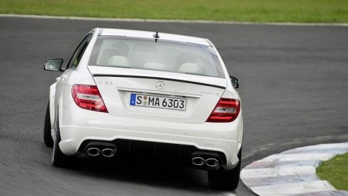 Nu Mercedes-Benz de C-Klasse een facelift heeft gegeven kan de ultieme 63 AMG-variant niet achterblijven. Hij behoudt zijn krachtige V8 motor maar is voor 2011 nog krachtiger in zijn voorkomen. Zie hi