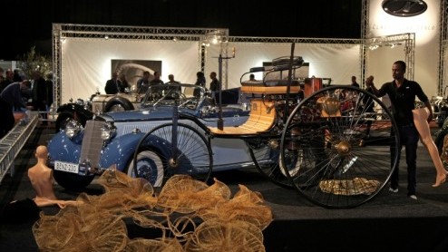 Geloof het of niet. De eerste auto ter wereld kijgt ruim 125 jaar na introductie eindelijk zijn officile brochure. Das Haus heeft zelfs besloten de Benz Patent Motorwagen weer in productie te nemen!
