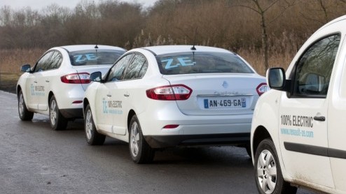 Voor Renault is de tijd nu rijp om elektrische autos op de markt te gaan brengen. De Fransen pakken die gedachte zeer voortvarend aan en hebben vanaf oktober dit jaar twee en in 2012 vier modellen in