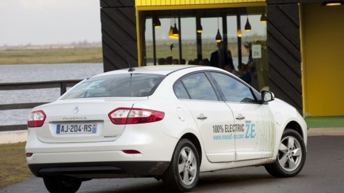 Voor Renault is de tijd nu rijp om elektrische autos op de markt te gaan brengen. De Fransen pakken die gedachte zeer voortvarend aan en hebben vanaf oktober dit jaar twee en in 2012 vier modellen in