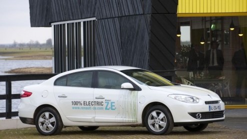 Voor Renault is de tijd nu rijp om elektrische autos op de markt te gaan brengen. De Fransen pakken die gedachte zeer voortvarend aan en hebben vanaf oktober dit jaar twee en in 2012 vier modellen in
