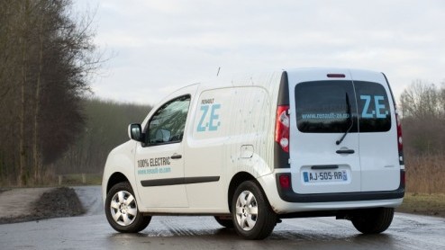 Voor Renault is de tijd nu rijp om elektrische autos op de markt te gaan brengen. De Fransen pakken die gedachte zeer voortvarend aan en hebben vanaf oktober dit jaar twee en in 2012 vier modellen in