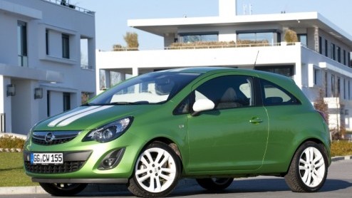 Opel heeft de Corsa wederom een facelift gegeven. Nadat vorig jaar vooral de techniek eens onder de loep werd genomen is het nu dan tijd voor een uiterlijke opfrisser. Omdat de Corsa daar begrijpelijk