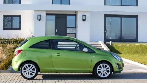 Opel heeft de Corsa wederom een facelift gegeven. Nadat vorig jaar vooral de techniek eens onder de loep werd genomen is het nu dan tijd voor een uiterlijke opfrisser. Omdat de Corsa daar begrijpelijk