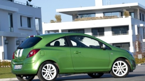 Opel heeft de Corsa wederom een facelift gegeven. Nadat vorig jaar vooral de techniek eens onder de loep werd genomen is het nu dan tijd voor een uiterlijke opfrisser. Omdat de Corsa daar begrijpelijk