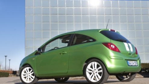 Opel heeft de Corsa wederom een facelift gegeven. Nadat vorig jaar vooral de techniek eens onder de loep werd genomen is het nu dan tijd voor een uiterlijke opfrisser. Omdat de Corsa daar begrijpelijk