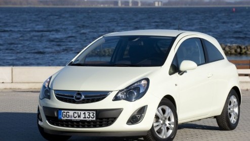 Opel heeft de Corsa wederom een facelift gegeven. Nadat vorig jaar vooral de techniek eens onder de loep werd genomen is het nu dan tijd voor een uiterlijke opfrisser. Omdat de Corsa daar begrijpelijk