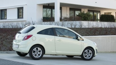 Opel heeft de Corsa wederom een facelift gegeven. Nadat vorig jaar vooral de techniek eens onder de loep werd genomen is het nu dan tijd voor een uiterlijke opfrisser. Omdat de Corsa daar begrijpelijk