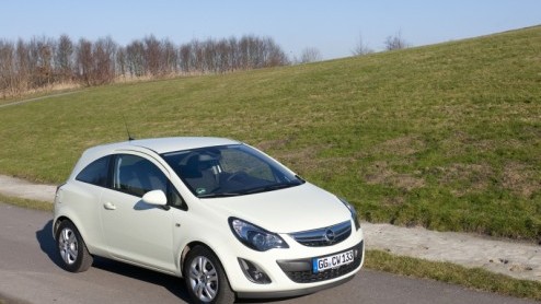 Opel heeft de Corsa wederom een facelift gegeven. Nadat vorig jaar vooral de techniek eens onder de loep werd genomen is het nu dan tijd voor een uiterlijke opfrisser. Omdat de Corsa daar begrijpelijk