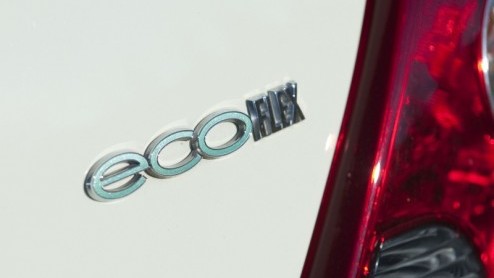 Opel heeft de Corsa wederom een facelift gegeven. Nadat vorig jaar vooral de techniek eens onder de loep werd genomen is het nu dan tijd voor een uiterlijke opfrisser. Omdat de Corsa daar begrijpelijk