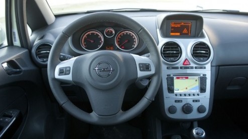 Opel heeft de Corsa wederom een facelift gegeven. Nadat vorig jaar vooral de techniek eens onder de loep werd genomen is het nu dan tijd voor een uiterlijke opfrisser. Omdat de Corsa daar begrijpelijk