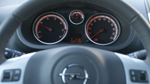 Opel heeft de Corsa wederom een facelift gegeven. Nadat vorig jaar vooral de techniek eens onder de loep werd genomen is het nu dan tijd voor een uiterlijke opfrisser. Omdat de Corsa daar begrijpelijk