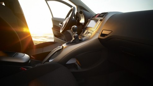 Als een automerk breekt met een gevestigde naam, dan is er wat aan de hand. Toyota ruilde begin dit jaar de naam Corolla in voor Auris, in de populaire Golf-klasse. De drie- en vijfdeurs hatchbacks