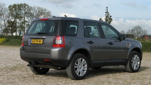 Eigenlijk had de nieuwe Land Rover Freelander net zo goed Range Rover kunnen heten, want om te zien is het een klein uitgevallen exemplaar van dat aristocratische terreinvoertuig. Qua prijs gaat hij t