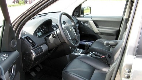 Eigenlijk had de nieuwe Land Rover Freelander net zo goed Range Rover kunnen heten, want om te zien is het een klein uitgevallen exemplaar van dat aristocratische terreinvoertuig. Qua prijs gaat hij t