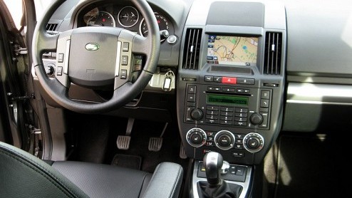Eigenlijk had de nieuwe Land Rover Freelander net zo goed Range Rover kunnen heten, want om te zien is het een klein uitgevallen exemplaar van dat aristocratische terreinvoertuig. Qua prijs gaat hij t