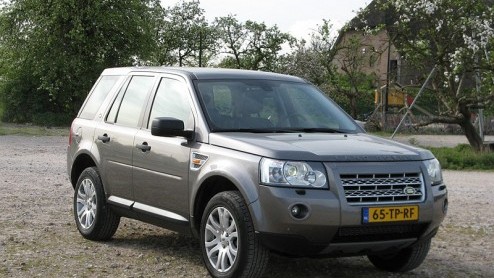 Eigenlijk had de nieuwe Land Rover Freelander net zo goed Range Rover kunnen heten, want om te zien is het een klein uitgevallen exemplaar van dat aristocratische terreinvoertuig. Qua prijs gaat hij t
