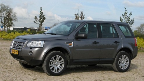 Eigenlijk had de nieuwe Land Rover Freelander net zo goed Range Rover kunnen heten, want om te zien is het een klein uitgevallen exemplaar van dat aristocratische terreinvoertuig. Qua prijs gaat hij t