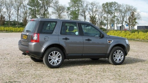 Eigenlijk had de nieuwe Land Rover Freelander net zo goed Range Rover kunnen heten, want om te zien is het een klein uitgevallen exemplaar van dat aristocratische terreinvoertuig. Qua prijs gaat hij t