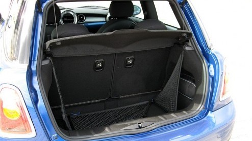 Het motorengamma van de Mini is nu compleet, want een 1,4 liter 95 pk instapversie en een diesel zijn aan de reeks toegevoegd. Bij de vorige Mini zag de importeur de dieselversie voor Nederland niet z