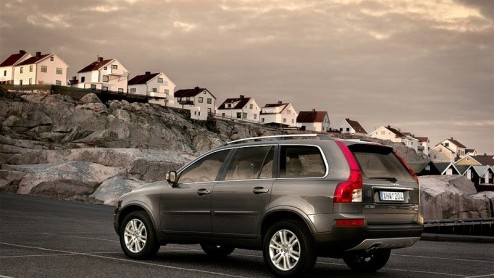 Volvo maakt zich al een beetje op voor de komst van een kleinere SUV, de XC60. Dat mag je opmaken uit de verdwijning van de goedkoopste basismotor in de XC90, de 2.5T. De instapper is nu de 3,2 liter 