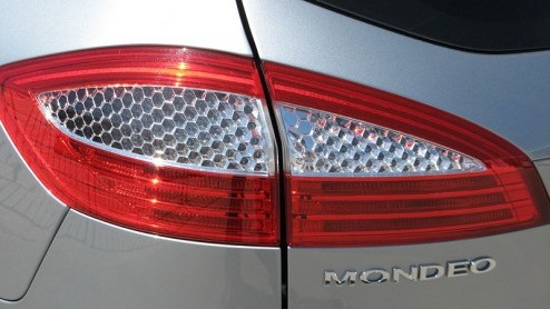 Hij is naaste familie van de huidige auto van het jaar, de S-Max, maar ook van de Volvo S80. En dat is in positieve zin te merken aan de nieuwe Ford Mondeo.