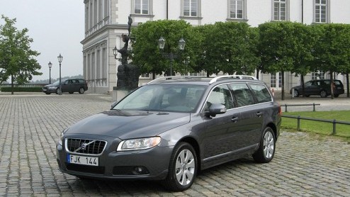 Volvo geldt niet alleen als de uitvinder van de combi, maar doet er ook al heel lang uitmuntende zaken mee. Op dat succes zijn de Zweden zuinig en dus is de V70 vrij behoedzaam vernieuwd.