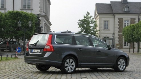 Volvo geldt niet alleen als de uitvinder van de combi, maar doet er ook al heel lang uitmuntende zaken mee. Op dat succes zijn de Zweden zuinig en dus is de V70 vrij behoedzaam vernieuwd.