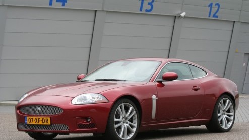 Tja, dat kunnen ze alleen bij Jaguar, een 420 sterke sportwagen zoveel beschaving bijbrengen. De XKR is een wild beest, maar wel goed afgericht. Zodat je er zelfs een beginnend automobilist veilig mee