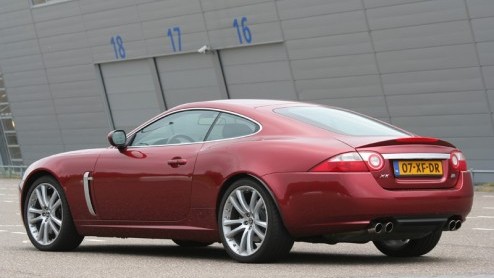 Tja, dat kunnen ze alleen bij Jaguar, een 420 sterke sportwagen zoveel beschaving bijbrengen. De XKR is een wild beest, maar wel goed afgericht. Zodat je er zelfs een beginnend automobilist veilig mee