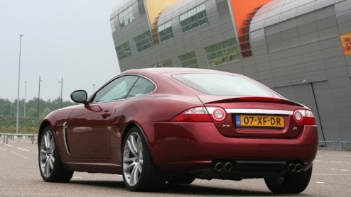 Tja, dat kunnen ze alleen bij Jaguar, een 420 sterke sportwagen zoveel beschaving bijbrengen. De XKR is een wild beest, maar wel goed afgericht. Zodat je er zelfs een beginnend automobilist veilig mee
