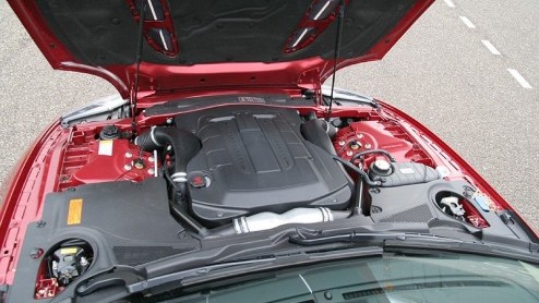 Tja, dat kunnen ze alleen bij Jaguar, een 420 sterke sportwagen zoveel beschaving bijbrengen. De XKR is een wild beest, maar wel goed afgericht. Zodat je er zelfs een beginnend automobilist veilig mee