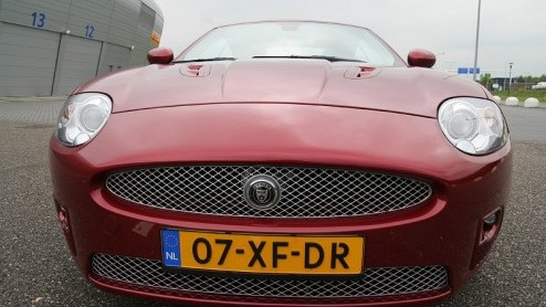 Tja, dat kunnen ze alleen bij Jaguar, een 420 sterke sportwagen zoveel beschaving bijbrengen. De XKR is een wild beest, maar wel goed afgericht. Zodat je er zelfs een beginnend automobilist veilig mee