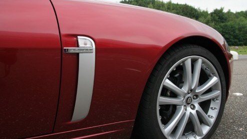 Tja, dat kunnen ze alleen bij Jaguar, een 420 sterke sportwagen zoveel beschaving bijbrengen. De XKR is een wild beest, maar wel goed afgericht. Zodat je er zelfs een beginnend automobilist veilig mee
