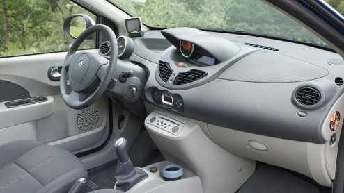 Renault heeft besloten die leuke Twingo na veertien jaar maar eens helemaal te vernieuwen. Niet omdat  immers tijdloos gebleken  lieverdje onverkoopbaar aan het worden was, maar doodgewoon omdat de