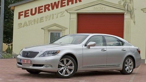 Directeuren en hoogwaardigheidsbekleders kunnen zich voortaan met een rein geweten laten rondrijden, of dat zelf doen. Want Lexus heeft de hybridetechniek nu ook beschikbaar in de limousineklasse. De