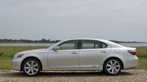 Directeuren en hoogwaardigheidsbekleders kunnen zich voortaan met een rein geweten laten rondrijden, of dat zelf doen. Want Lexus heeft de hybridetechniek nu ook beschikbaar in de limousineklasse. De