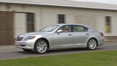 Directeuren en hoogwaardigheidsbekleders kunnen zich voortaan met een rein geweten laten rondrijden, of dat zelf doen. Want Lexus heeft de hybridetechniek nu ook beschikbaar in de limousineklasse. De
