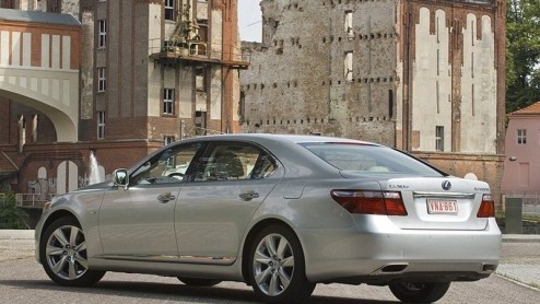 Directeuren en hoogwaardigheidsbekleders kunnen zich voortaan met een rein geweten laten rondrijden, of dat zelf doen. Want Lexus heeft de hybridetechniek nu ook beschikbaar in de limousineklasse. De