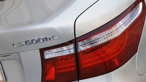 Directeuren en hoogwaardigheidsbekleders kunnen zich voortaan met een rein geweten laten rondrijden, of dat zelf doen. Want Lexus heeft de hybridetechniek nu ook beschikbaar in de limousineklasse. De