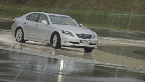 Directeuren en hoogwaardigheidsbekleders kunnen zich voortaan met een rein geweten laten rondrijden, of dat zelf doen. Want Lexus heeft de hybridetechniek nu ook beschikbaar in de limousineklasse. De