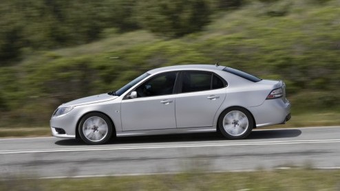 Saab heeft de 9-3 een flinke facelift gegeven en zet daarbij hoog in op bio-brandstof. Niet alleen omdat het beter is voor het milieu, maar ook omdat het sterkere motoren oplevert.
