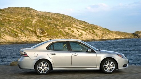 Saab heeft de 9-3 een flinke facelift gegeven en zet daarbij hoog in op bio-brandstof. Niet alleen omdat het beter is voor het milieu, maar ook omdat het sterkere motoren oplevert.