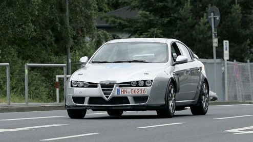De meest sportieve versie van de Alfa 159, de GTA, nadert zijn voltooiing. Onze spionagefotografen betrapten een matig gecamoufleerde versie niet ver van de Nrburgring in Duitsland.