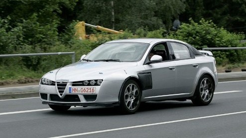 De meest sportieve versie van de Alfa 159, de GTA, nadert zijn voltooiing. Onze spionagefotografen betrapten een matig gecamoufleerde versie niet ver van de Nrburgring in Duitsland.