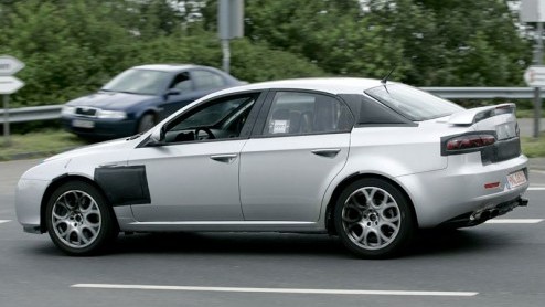 De meest sportieve versie van de Alfa 159, de GTA, nadert zijn voltooiing. Onze spionagefotografen betrapten een matig gecamoufleerde versie niet ver van de Nrburgring in Duitsland.